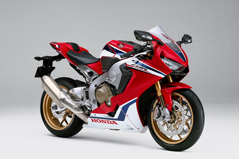 CBR1000RR SPは「グランプリレッド」1色を設定。CBR1000RRを同じカラー名だが、CBR1000RR SPは白い部分が広く、ブルーも使ってトリコロールイメージを強めたものとなっている