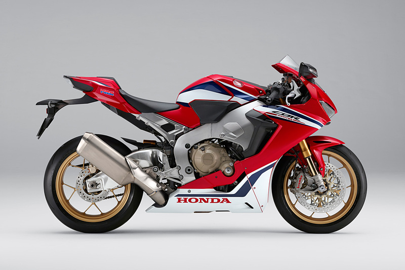 CBR1000RR SPは「グランプリレッド」1色を設定。CBR1000RRを同じカラー名だが、CBR1000RR SPは白い部分が広く、ブルーも使ってトリコロールイメージを強めたものとなっている