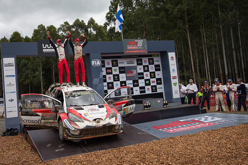 ラトバラ/アンティラ組のシーズン初優勝とマニュファクチャラーズタイトル獲得を祝い、喜びを爆発させるTOYOTA GAZOO Racing World Rally Teamのスタッフ