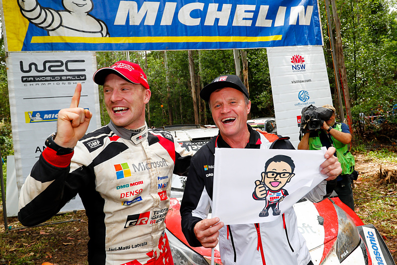 ラトバラ/アンティラ組のシーズン初優勝とマニュファクチャラーズタイトル獲得を祝い、喜びを爆発させるTOYOTA GAZOO Racing World Rally Teamのスタッフ