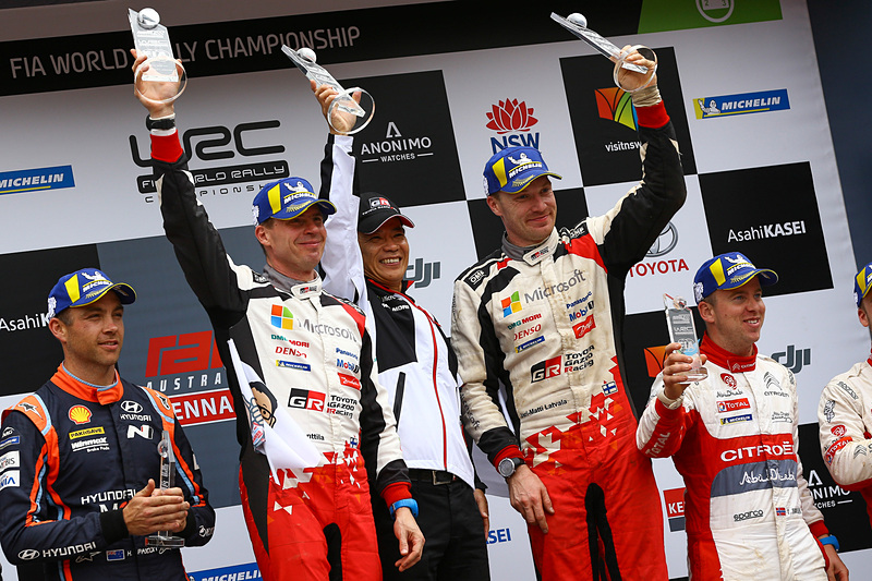 ラトバラ/アンティラ組のシーズン初優勝とマニュファクチャラーズタイトル獲得を祝い、喜びを爆発させるTOYOTA GAZOO Racing World Rally Teamのスタッフ