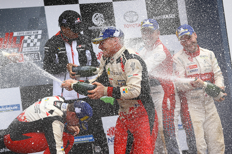 ラトバラ/アンティラ組のシーズン初優勝とマニュファクチャラーズタイトル獲得を祝い、喜びを爆発させるTOYOTA GAZOO Racing World Rally Teamのスタッフ