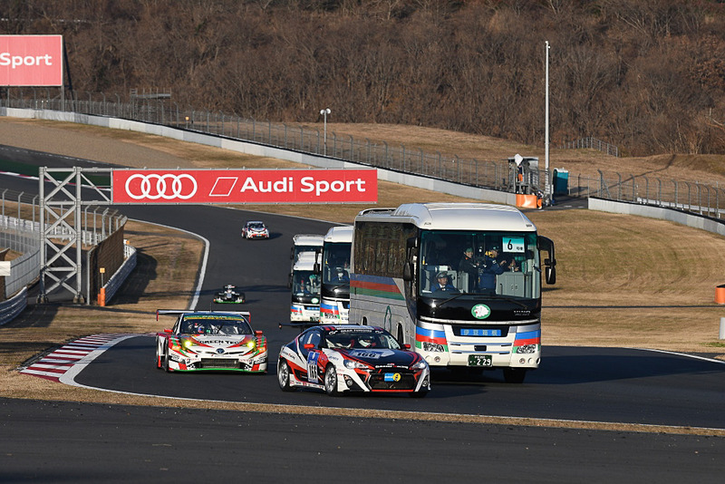 レーシングドライバートークショー、サーキットタクシー、サーキットサファリ、ラリー・コ・ドライバー体験、ダカールラリー参戦車両同乗・搭乗体験、各種キッズプログラムなど、多数のプログラムを実施