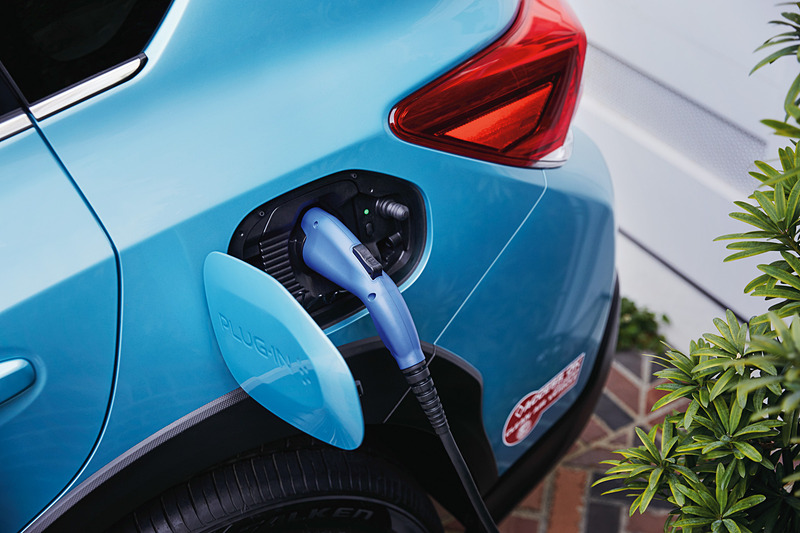 エクステリアには専用アイテムを装着するとともに、専用ボディカラー「ラグーンブルー・パール」を設定