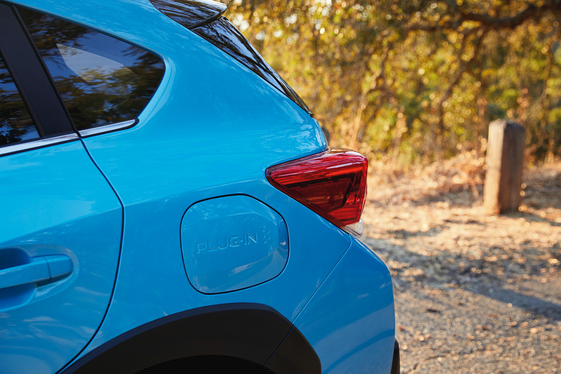 エクステリアには専用アイテムを装着するとともに、専用ボディカラー「ラグーンブルー・パール」を設定