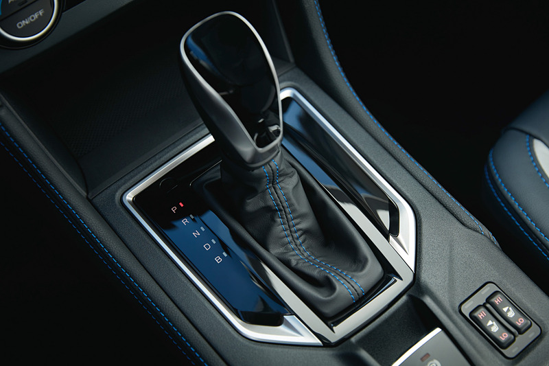 インテリアはブルーを基調に先進性と特別感を演出。プラグインハイブリッド車ならではの表示コンテンツや専用機能を追加したテレマティクスシステムを採用