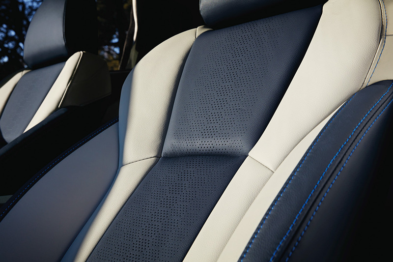 インテリアはブルーを基調に先進性と特別感を演出。プラグインハイブリッド車ならではの表示コンテンツや専用機能を追加したテレマティクスシステムを採用