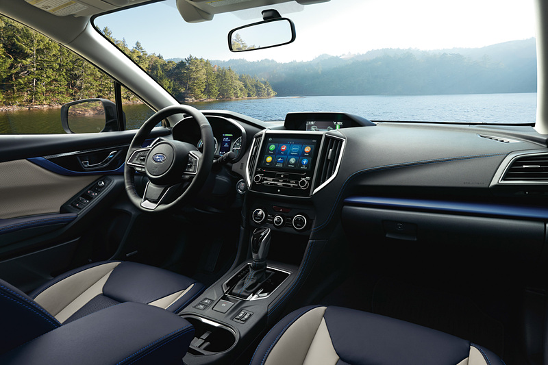 インテリアはブルーを基調に先進性と特別感を演出。プラグインハイブリッド車ならではの表示コンテンツや専用機能を追加したテレマティクスシステムを採用