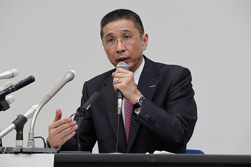 質疑応答で記者からの質問に答える西川氏