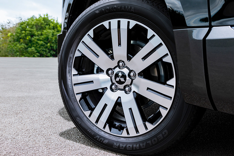 デリカD：5のタイヤサイズは「M」が215/70 R16、それ以外のグレードは225/55 R18。写真は18インチアルミホイール