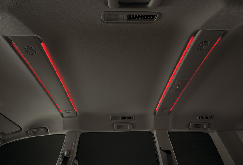 ルーフビームガーニッシュ（天井照明）はPにのみ標準装備