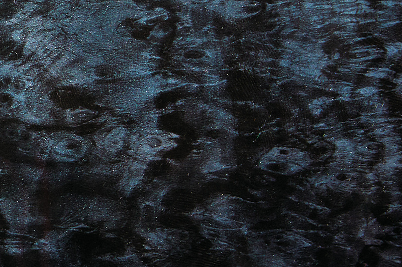 根の近くのこぶにできる希少価値の高い木目のバール杢を再現し、青みがかった黒木目をアクセントにしたインストルメントパネルを採用