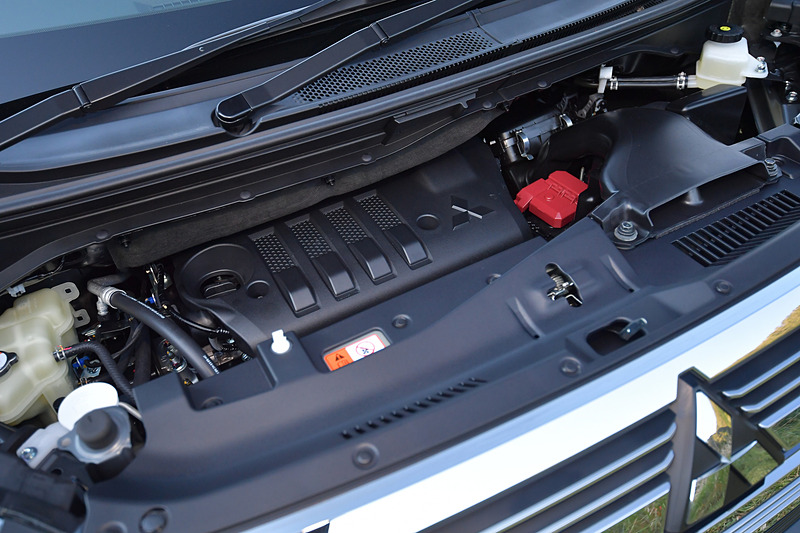 これまでより最大トルクを5％向上させた最高出力107kW（145PS）/3500rpm、最大トルク380Nm（38.7kgfm）/2000rpmを発生する直列4気筒DOHC 2.2リッター直噴ディーゼルターボ「4N14」型エンジンを搭載。AdBlueを用いてディーゼルエンジンの排出ガスを浄化する「尿素SCRシステム」を三菱自動車として初めて採用