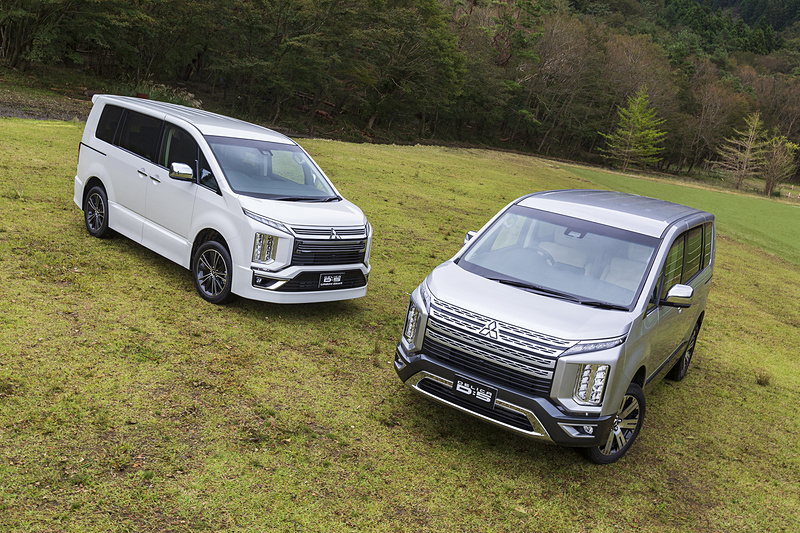 新型デリカD：5。左が新たに設定されるURBAN GEAR（アーバンギア）