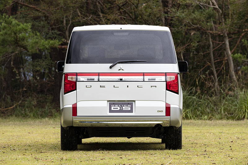 撮影車両はPグレード。ボディカラーはウォームホワイトパール×スターリングシルバーメタリックの2トーン。前後のアンダーガーニッシュはディーラーオプション