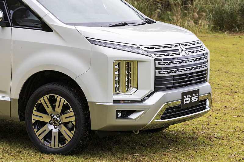 横基調の大型グリルはハニカムパターンを配し力強さを強調