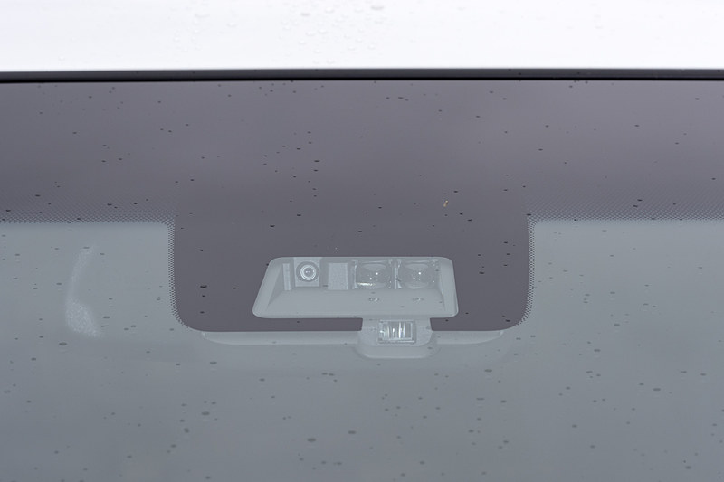 フロントウィンドウ上部にe-Assist用のカメラを配置