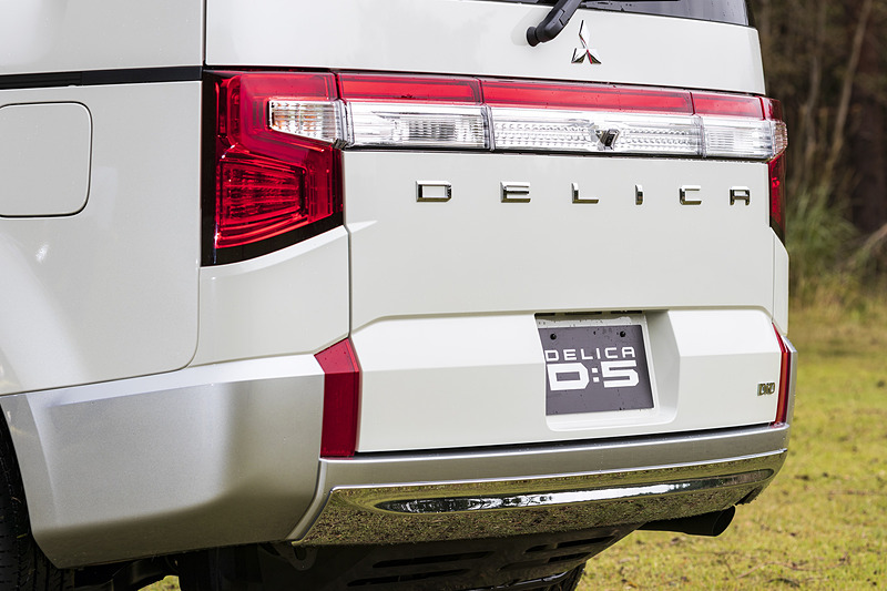 リアコンビランプから続くガーニッシュはD：5ならではのポイント