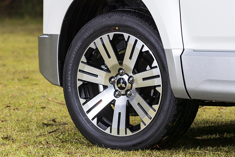 Mグレード以外には225/55 R18タイヤとアルミホイールが標準。タイヤは「M＋S」表記のある横浜ゴム製「ジオランダーSUV G055」
