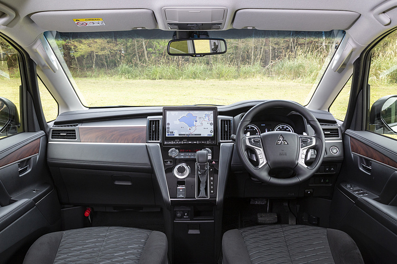 水平基調でフラットな面を持つインパネ。ソフトパッドや木目調パネル、シルバー加飾などにより上質な仕上がり