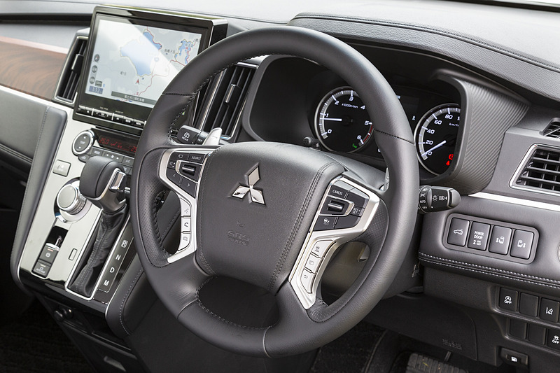 ステアリングは全車シルバー加飾の付いた本革巻タイプを採用。パドルシフトも標準