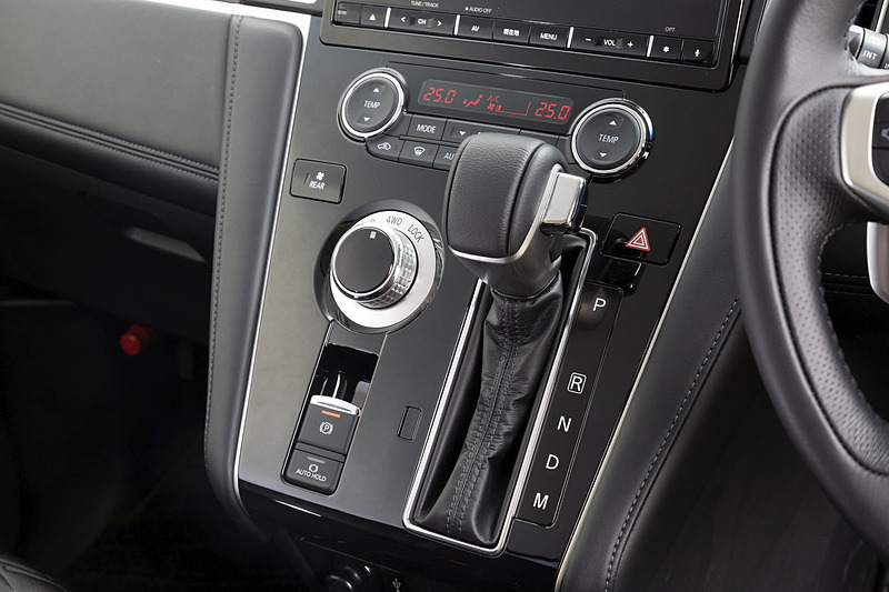 シフトゲートはストレートタイプ。シフトレバーはメッキアクセントの付いた本革巻タイプ