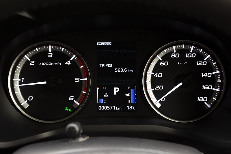 メーターパネルはシンプルな2眼タイプ。中央に4.2インチ液晶採用のマルチインフォメーションディスプレイを配置