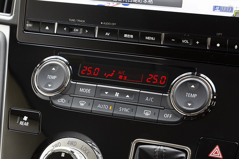 左右独立温度コントロール式フルオートエアコンは全車標準装備