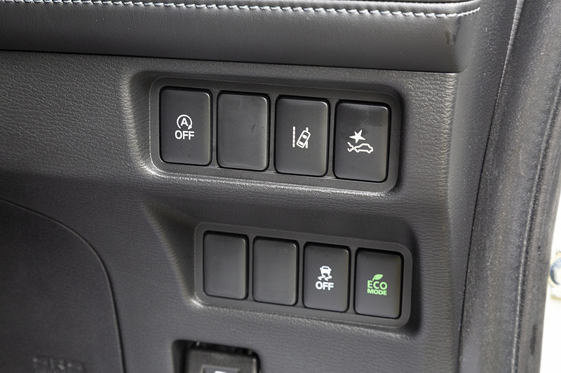 ステアリングコラム右側のスイッチ群