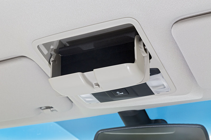 フロントシート上方には照明やサングラスポケットが備わる