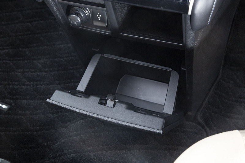 最下部にはフタ付きのポケット