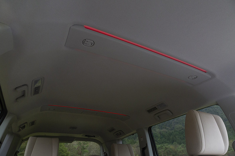 ルーフビームガーニッシュはPグレードのみ装備