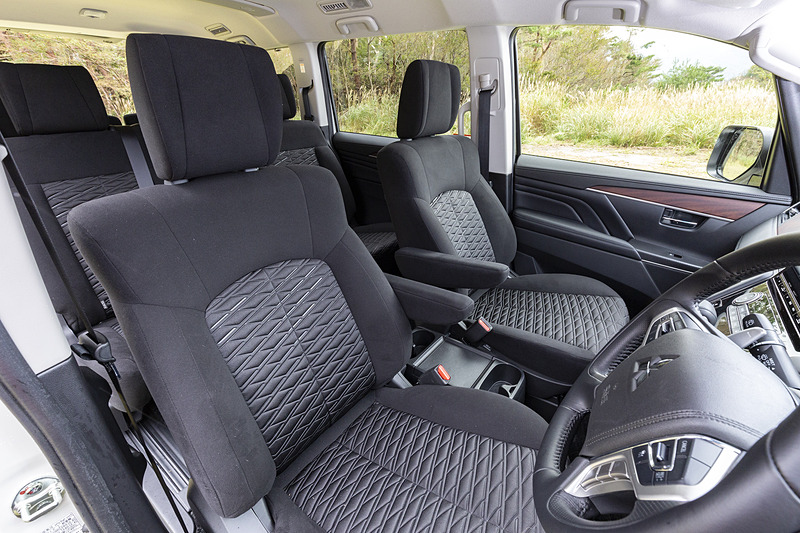 ゆったりとしたフロントシートの中央側にはアームレストを装備。座面中央には幾何学模様が描かれる