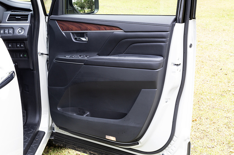 運転席ドアトリムにもインパネと同じくソフトパッドや木目調パネルが配され、上質なイメージをアップ