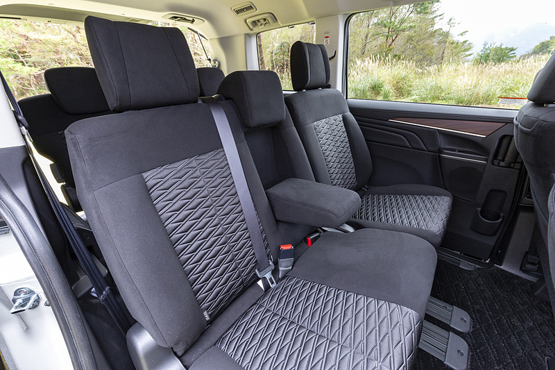 8人乗りは2列目が6：4分割ベンチシートになる。中央部にはアームレストを装備