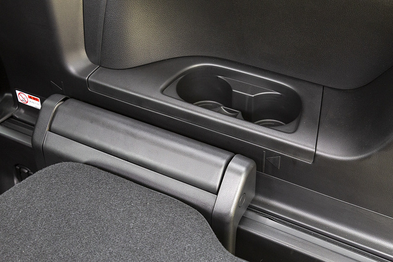 ボディ側にアームレストとカップホルダーを装備