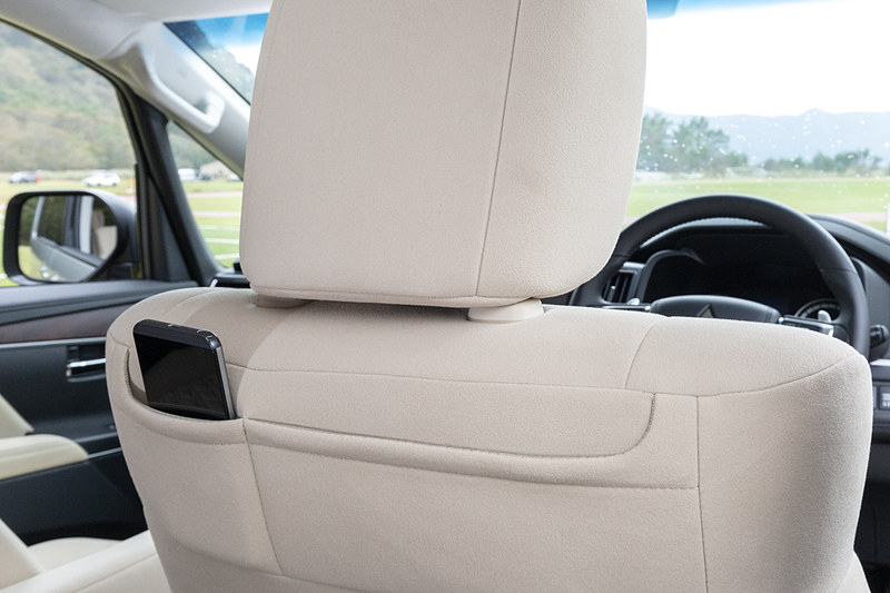 シートバックにはスマホなどの収納ができるポケットが用意される