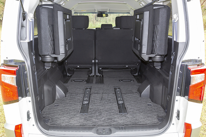 2列目もスライド可能。最前方にセットすればより広いスペースが確保できる