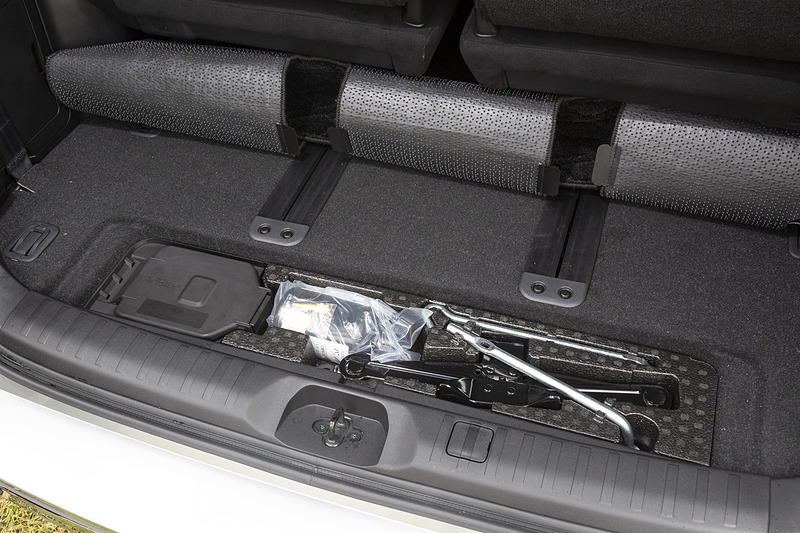 ラゲッジフロア下に工具などを収納するスペースを用意