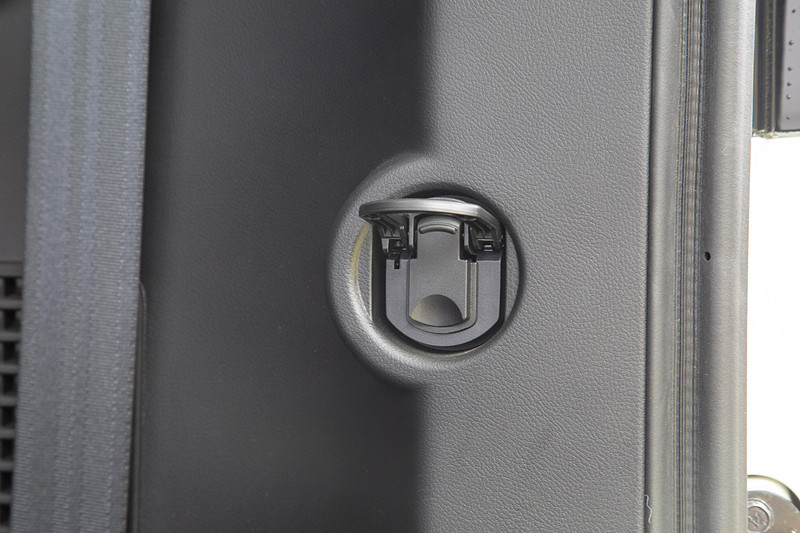 ラゲッジ部の壁面に荷物固定用のフックを用意。フックはボルトで固定されており、外せば棚やポールを装着する際の固定用ナットとして利用できる