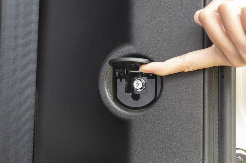 ラゲッジ部の壁面に荷物固定用のフックを用意。フックはボルトで固定されており、外せば棚やポールを装着する際の固定用ナットとして利用できる