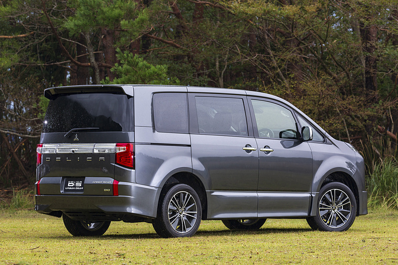 撮影車両はG-Power Package。ボディカラーはアイガーグレーメタリック