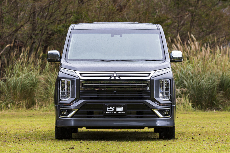 撮影車両はG-Power Package。ボディカラーはアイガーグレーメタリック