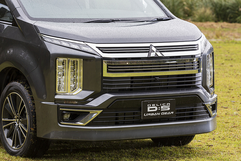 フロングリルは横基調のデザインを強調。バンパーもエアロタイプを装着することで押し出し感を強めている