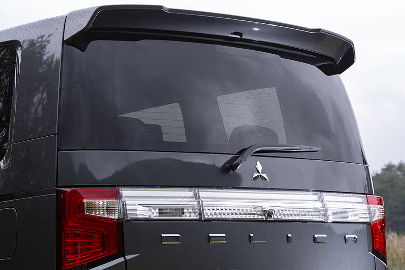 テールゲートスポイラーはオプション