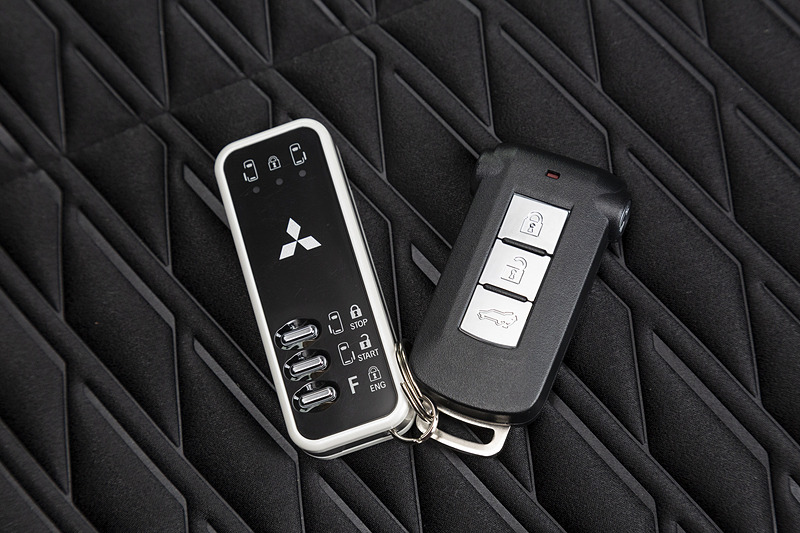 キーレスオペレーションキーとオプションのリモコンエンジンスターター