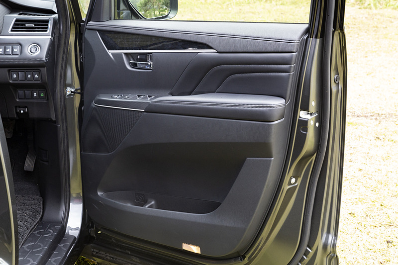 運転席ドアトリム。インパネ同様、木目調パネルが異なる