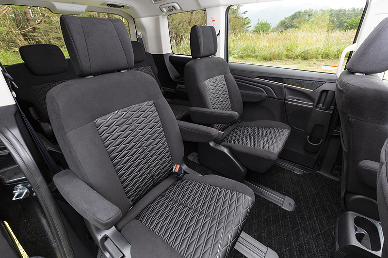 キャプテンシートタイプの2列目