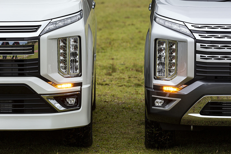 ライトの点灯パターン。左がアーバンギア、右が標準車