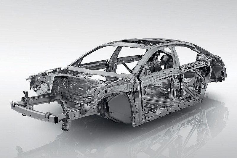 ボディサイズは4750×1847×1404mm（全長×全幅×全高）でホイールベースは2793mm（それぞれ欧州参考値）。新世代プラットフォーム「EMP2」を採用し、キャビンとラゲッジスペースを連続させた「4ドアファストバック」のボディとなっている